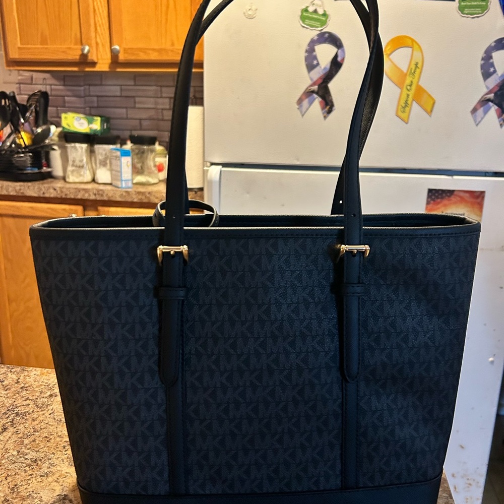 This Michael Kors purse is to die for. You will love it